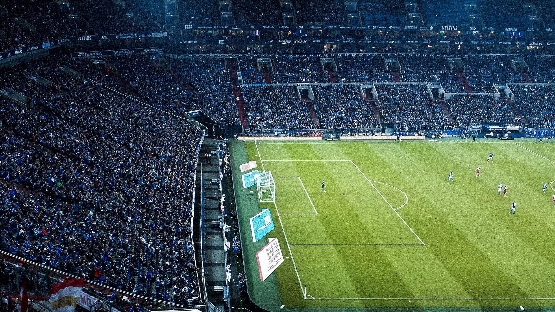 开云权威入口-瑞士后卫雪地鱼跃救球，GIF疯传全网